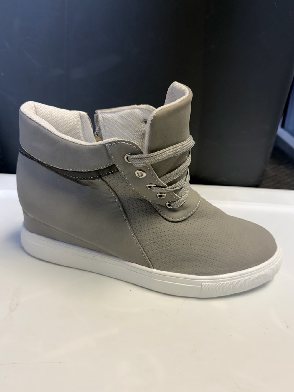 Rosy Women’s Gray Zip Up Hidden Wedge Sneakers Size 10 M US